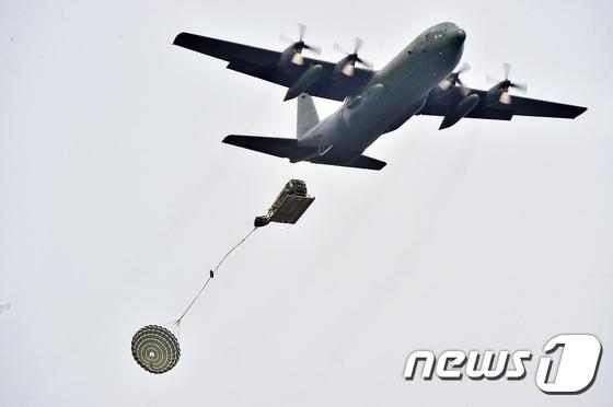 본문 이미지 - 공군 C-130H 수송기 특수임무 기동차량을 투하하고 있다. (공군 제공) 2017.9.19/뉴스1