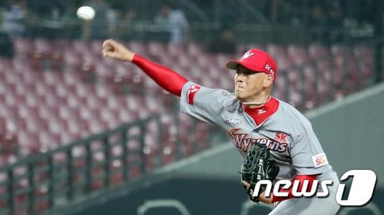 본문 이미지 - 광주-KIA챔피언스필드에서 열린 '2017 프로야구 타이어뱅크 KB0리그' KIA 타이거즈와 SK 와이번스 경기에서 9회 말 박정배가 역투를 하고 있다. 2017.9.19/뉴스1 ⓒ News1 남성진 기자