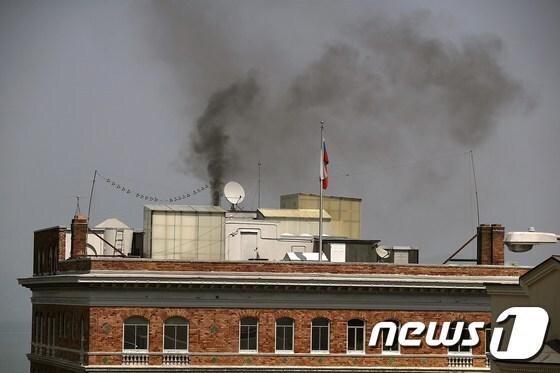 본문 이미지 - 1일(현지시간) 미국 샌프란시스코 주재 러시아 영사관에서 검은 연기가 피어오르고 있다. ⓒ AFP=뉴스1