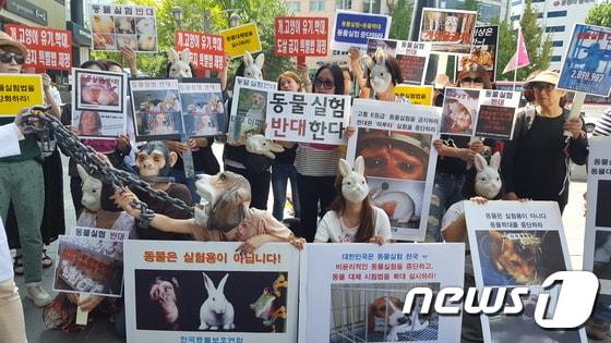 본문 이미지 - 2일 오후 서울 종로구 인사동에서 동물권단체 회원들이 동물실험을 반대하는 피켓시위를 벌이고 있다. 2017.9.2/뉴스1 ⓒ News1