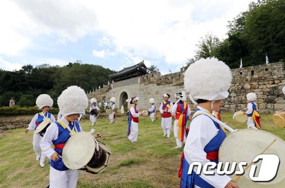 본문 이미지 -  경북 칠곡군 동명면 가산산성 진남문 인근에서 열린 동명 산성문화제(구 가산산성 축제)에서 지역 평생학습 복지회관의 풍물패들이 산성을 돌며 흥을 키우고 있다./뉴스1