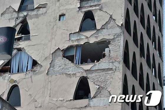 본문 이미지 - 멕시코시티에서 발생한 지진으로 파손된 건물 모습.ⓒ AFP=뉴스1