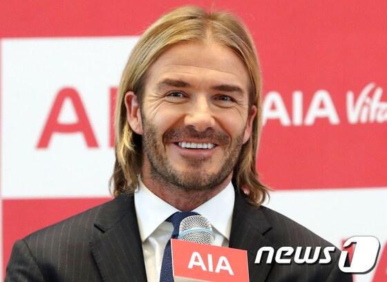 본문 이미지 - 영국 축구스타 데이비드 베컴이 20일 오전 서울 송파구 잠실 롯데월드타워에서 열린 ' AIA생명 헬스&웰니스 리더스 서밋 기자간담회'에서 인사말을 하고 있다.  2017.9.20/뉴스1 ⓒ News1 구윤성 기자