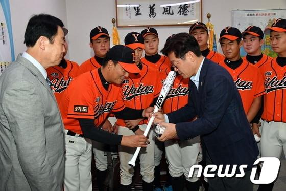 본문 이미지 - 야탑고 선수단으로부터 배트를 선물받고 있는 이재명 시장.(성남시 제공)ⓒ News1