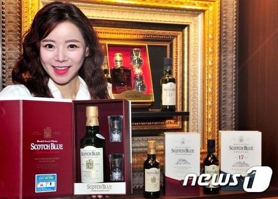 본문 이미지 - 모델이 스카치블루 선물세트를 선보이고 있다.(롯데칠성음료 제공) 2017.9.20/뉴스1