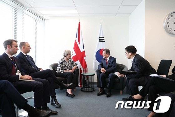 본문 이미지 - 문재인 대통령이 19일(현지시간) 미국 뉴욕 유엔 회의장 영국 대표단실에서 테리사 메이 영국 총리와 정상회담을 하고 있다.(청와대) 2017.9.20/뉴스1 ⓒ News1 이광호 기자