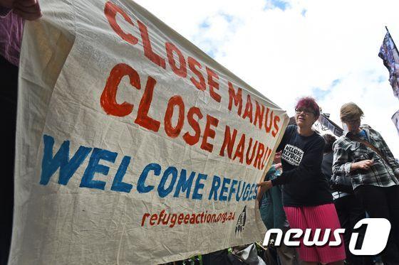 본문 이미지 - 호주 정부의 난민선 봉쇄정책에 반대하는 시민들이 시위를 벌이고 있다. ⓒ AFP=뉴스1