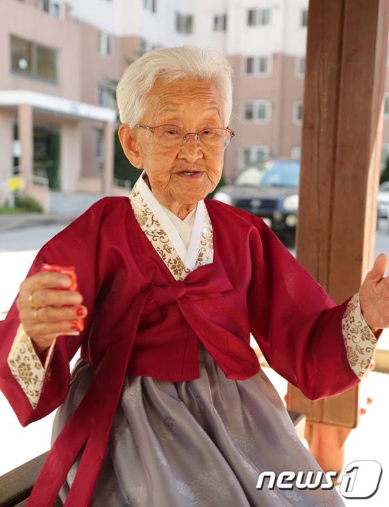 본문 이미지 - 강계열(93) 할머니가 20일 뉴스1 강원본부와 인터뷰에서 옛 이야기를 설명하고 있다. 강 할머니는 영화 '님아 그 강을 건너지 마오'를 통해 남편인 조병만 할아버지와의 이야기가 알려지며 온 국민의 관심을 받았다. 2017.9.20/뉴스1 ⓒ News1 이찬우 기자