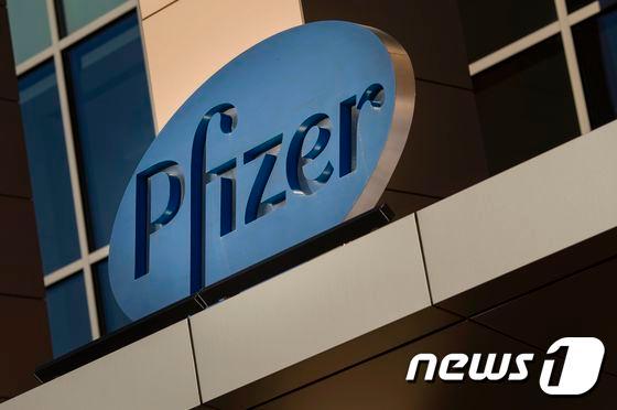 본문 이미지 - a sign for Pfizer pharmaceutical company ⓒ AFP=뉴스1