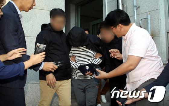 본문 이미지 - 20대 여성을 살해하고 나체 상태로 유기한 A씨(32)가 20일 청주 흥덕경찰서에서 조사를 받기위해 이동하고 있다. 2017.9.20/뉴스1 ⓒ News1 김용빈 기자