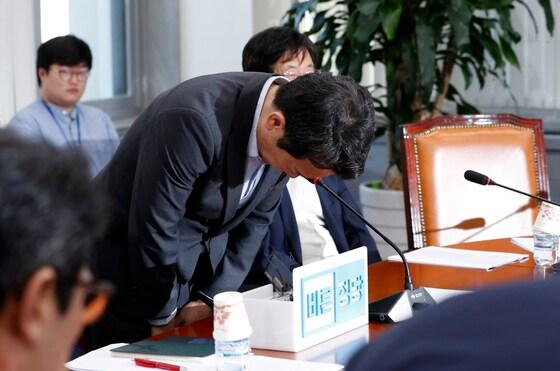 본문 이미지 - 남경필 경기도지사가 지난 21일 오전 서울 여의도 국회에서 열린 바른정당 의원총회에서 장남 마약 투약 혐의와 관련 물의를 빚은 것에 대해 고개숙여 사과하고 있다. 2017.9.21/뉴스1 ⓒ News1 안은나 기자