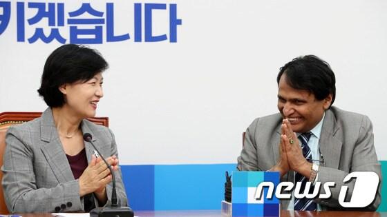 본문 이미지 - 추미애 더불어민주당 대표(왼쪽)와 수레시 프라부 인도 상공부장관. ⓒ News1 박정호 기자