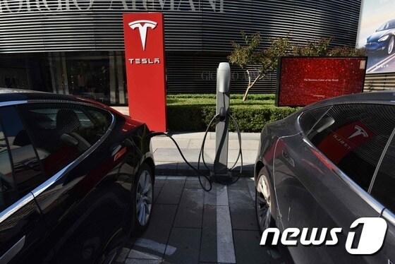 본문 이미지 - 충전 중인 테슬라 차량. ⓒ AFP=뉴스1