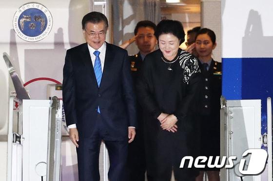 본문 이미지 - 문재인 대통령과 부인 김정숙 여사가 23일 자정 3박 5일 간의 미국 순방 일정을 마치고 경기도 성남 서울공항을 통해 귀국하고 있다.  2017.9.23/뉴스1 ⓒ News1 오대일 기자