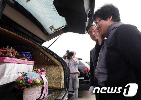 본문 이미지 - 세월호 참사 희생자인 故 조은화양의 영결식이 23일 오전 전남 목포신항에서 열린 가운데 조양의 어머니가 눈물을 흘리고 있다. 故 조은화양과 허다윤양의 이별식은 이날 오후 서울시청 본청 다목적홀에서 열린다. 2017.9.23/뉴스1 ⓒ News1 남성진 기자