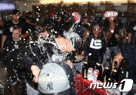 본문 이미지 - 뉴욕 양키스 선수들이 24일(한국시간) 토론토 블루제이스를 꺾고 2017 메이저리그 포스트시즌 진출을 확정한 뒤 기뻐하고 있다. ⓒ AFP=News1