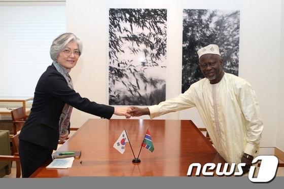 본문 이미지 - 강경화 외교장관과 우사이누 다르보 감비아 외교장관이 23일(현지시간) 미국 뉴욕에서 회담했다. (외교부) ⓒ News1