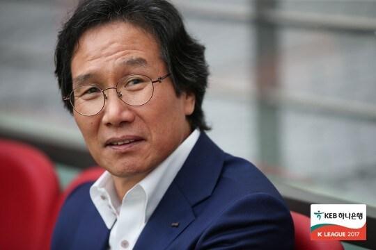 본문 이미지 - 최순호 포항 스틸러스 감독이 24일 서울월드컵경기장에서 열린 FC서울과의 KEB하나은행 K리그 클래식 2017 31라운드를 지켜보고 있다. (한국프로축구연맹 제공) ⓒ News1