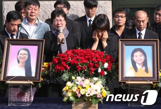 본문 이미지 - 25일 서울 시청앞 서울광장에서 열린 세월호 안에서 3년 만에 수습된 단원고 조은화, 허다윤 양의 이별식에서 유가족들이 눈물을 흘리고 있다. 2017.9.25/뉴스1 ⓒ News1 송원영 기자