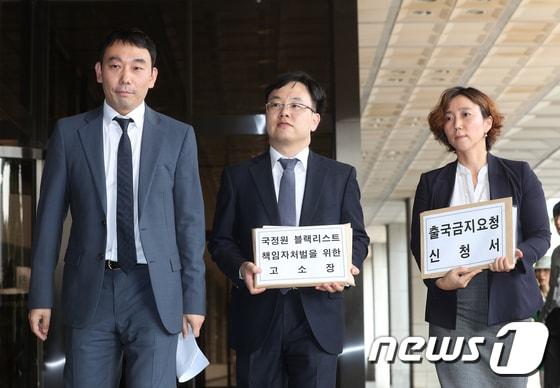 본문 이미지 - 지난 2017년 &#39;국정원 문화계 블랙리스트&#39; 책임자 처벌을 위한 고소 대리인단이 25일 오후 이명박 전 대통령 고소장 접수를 하기 위해 서울 서초구 서울중앙지검으로 들어서고 있다. 2017.9.25/뉴스1 ⓒ News1 신웅수 기자