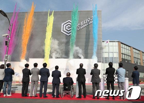 본문 이미지 - 25일 오후 대전 엑스포 과학공원에서 열린 스튜디오큐브(Studio Cube)’개관식에서 권선택 시장, 이상민의원, 배우 현빈, 영화 ‘공조’ 김성훈 감독 등 참석자들이 제막식을 갖고 있다. ⓒ News1