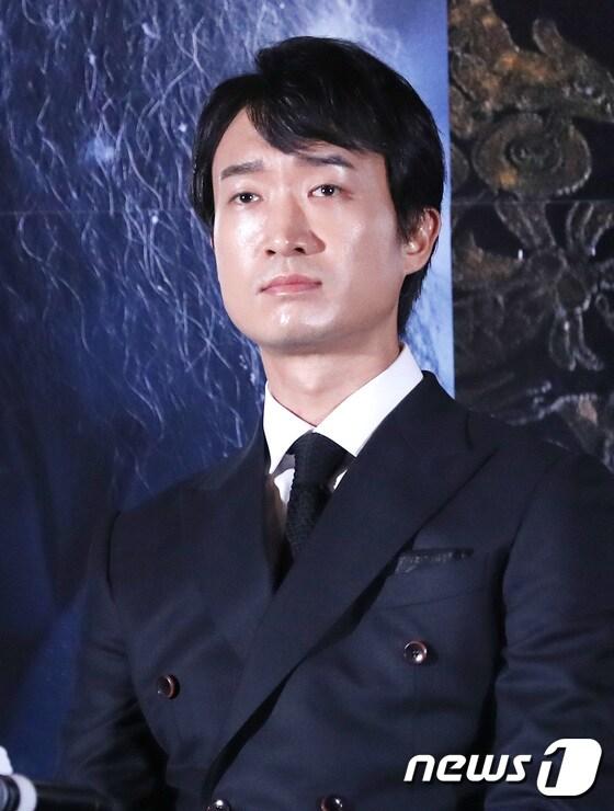 본문 이미지 - 배우 조우진이 25일 오후 서울 용산cgv에서 열린 영화 ‘남한산성’ 언론시사회에 참석해 매력을 발산하고 있다. 2017.9.25./뉴스1 ⓒ News1 권현진 기자