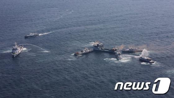 본문 이미지 - 선박 구조 작업 훈련 모습 <기사와 관련 없음> ⓒ News1 여주연 기자