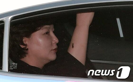 본문 이미지 - 故 김광석 아내 서해순씨가 지난 25일 오후 서울 마포구 JTBC 사옥에서 인터뷰를 마치고 차량을 타고 이동하고 있다. 서해순 씨는 뉴스룸에 출연해 김광석 죽음에 대한 의혹과 딸 서연씨의 사망 원인 등 논란에 대해 해명했다. 2017.9.25/뉴스1 ⓒ News1 이재명 기자