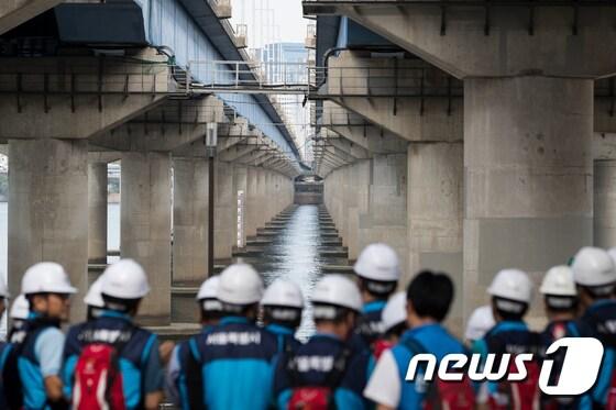 본문 이미지 - 서울 마포대교에서 교량안전점검 전문가, 시민, 공무원 등이 마포대교 안전점검을 하는 모습.  ⓒ News1 