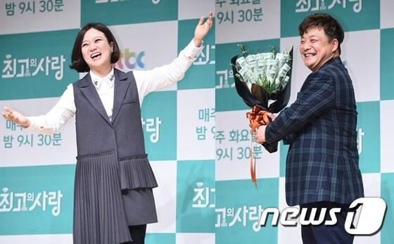 본문 이미지 - '님과 함께 2'에 출연해 사랑을 받은 김숙(왼쪽)과 윤정수. ⓒ News1