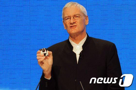 본문 이미지 - 다이슨의 창립자인 제임스 다이슨 대표 ⓒ AFP=뉴스1