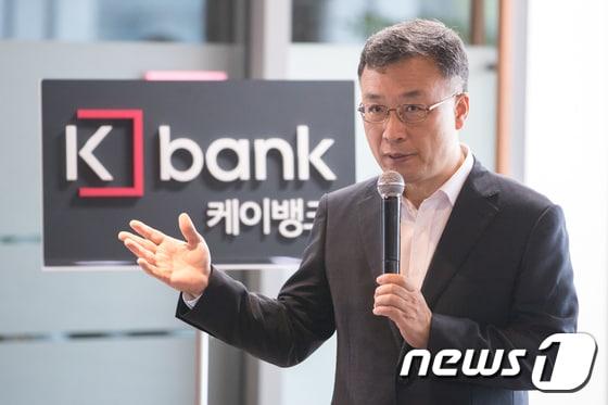 본문 이미지 - 심성훈 케이뱅크 은행장이 지난 9월 27일 오전 서울 종로구 케이뱅크 광화문 사옥에서 열린 '케이뱅크 중장기 경영전략 기자간담회'에서 중장기 경영전략을 설명하고 있다. 2017.9.27/뉴스1 ⓒ News1 성동훈 기자