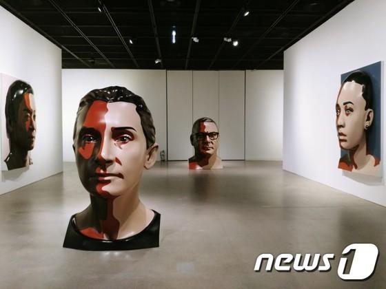 본문 이미지 - 줄리안 오피 전시 전경. 2017.9.27/뉴스1ⓒ News1 김아미 기자