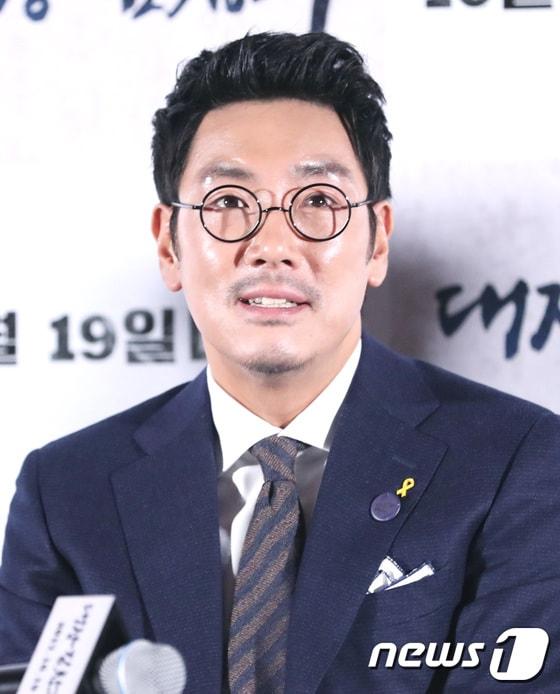 본문 이미지 - 배우 조진웅이 27일 오후 서울 동대문 메가박스에서 열린 영화 ‘대장 김창수’(감독 이원태) 언론시사회에 참석해 매력을 발하고 있다. 2017.9.27./뉴스1 ⓒ News1 권현진 기자