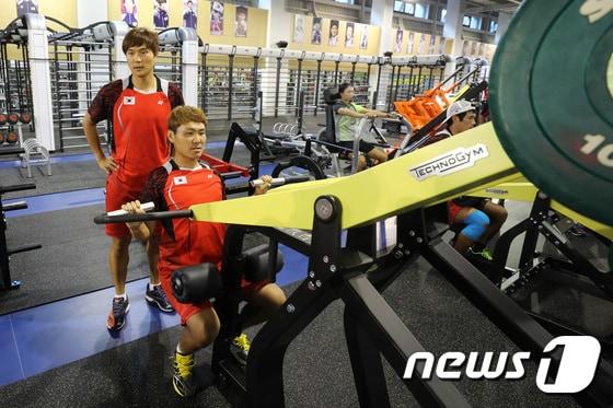 본문 이미지 - 진천국가대표선수촌 개촌식이 열린 27일 충북 진천군 광혜원면에 위치한 국가대표선수촌 웨이트 트레이닝 센터에서 국가대표 선수들이 훈련을 하고 있다. 2017.9.27/뉴스1 ⓒ News1 임세영 기자