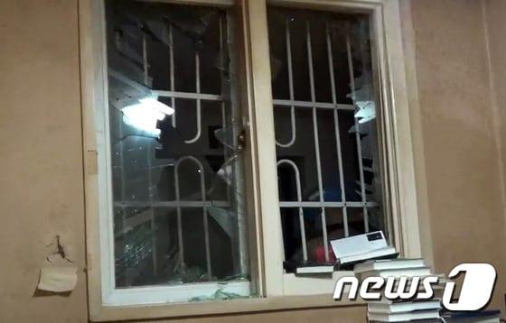 본문 이미지 - 27일 오후 라이터 충전용 가스 폭발로 깨진 아파트 창문(성동소방서 제공)ⓒ News1