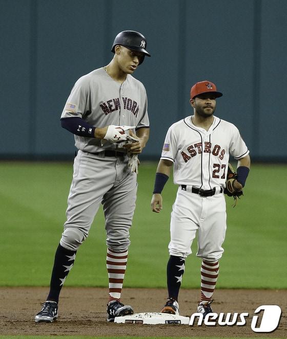 본문 이미지 - 아메리칸리그 MVP 후보로 꼽히는 애런 저지(왼쪽)와 호세 알투베. ⓒ AFP=News1