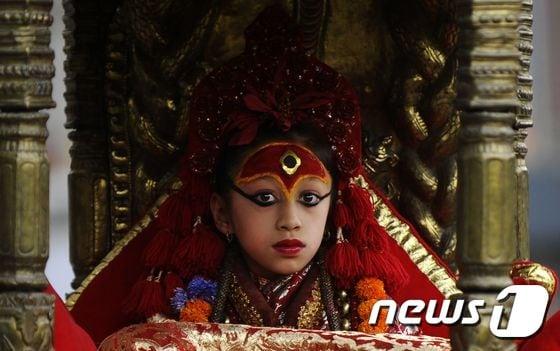 본문 이미지 - 28일(현지시간) 3살짜리 소녀 트리스나 샤카가 새로운 쿠마리로 선발됐다. (자료사진) ⓒ AFP=뉴스1