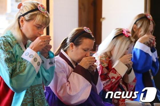 본문 이미지 - 추석을 앞두고 여성전문병원 미즈메디병원에서 치료중인 러시아 환자들이 28일 오전 서울 중구 남산골한옥마을에서 한복을 차려입고 전통 다도다례 체험을 하고 있다. (미즈메디 제공) (기사내용과 무관한 자료 사진) 2017.9.28/뉴스1