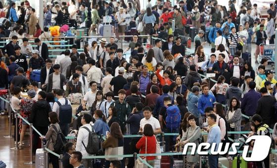 본문 이미지 - 지난해 추석을 앞두고 인천국제공항 출국장이 여행객들로 붐비고 있다.  2017.9.29/뉴스1 ⓒ News1 이재명 기자