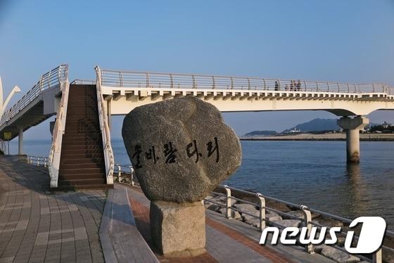 본문 이미지 - 남대천이 바다와 만나는 지점에 놓인 솔바람다리ⓒ News1