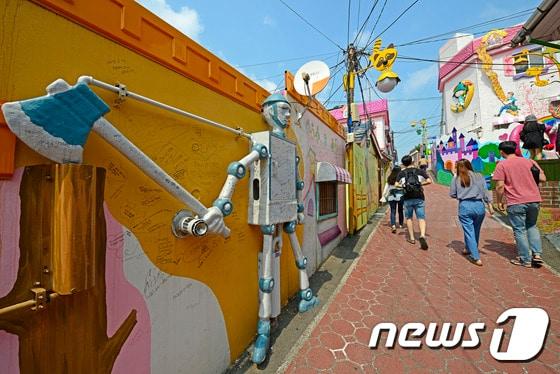 본문 이미지 - 인천 동화마을. 낡은 가스계량기 박스는 오즈의 마법사에 나오는 양철 나무꾼이 됐다 ⓒ News1