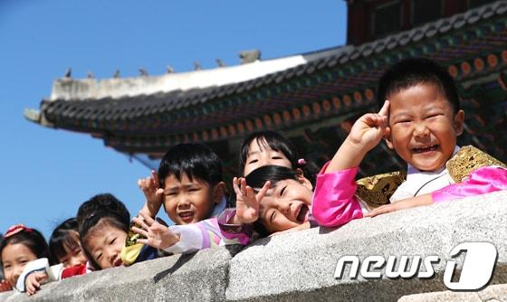 본문 이미지 -  경복궁에서 한복을 곱게 차려입은 어린이들이 기념사진을 찍고 있는 모습 ⓒ News1 