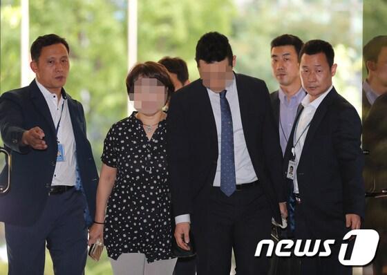 본문 이미지 - 박근혜 전 대통령의 5촌 조카 고 박용철씨의 유족들이 지난 2017년 9월29일 고소인 신분으로 조사를 받기 위해 서울지방경찰청에 들어서고 있다. /뉴스1 ⓒ News1 