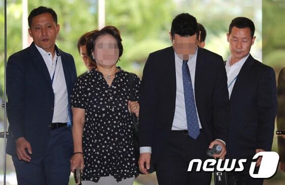 본문 이미지 - 박근혜 전 대통령의 5촌 조카 박용철씨의 유족들이 29일 오후 서울지방경찰청에 '박근혜 대통령 5촌 살인사건 관련 제3자 개입 의혹 제기 고소인 신분으로 조사 받기위해 들어서고 있다. 경찰은 박씨를 상대로 사망 사건 제3자가 개입했다는 의혹을 제기한 경위등을 파악한다. 2017.9.29/뉴스1 ⓒ News1 임준현 인턴기자