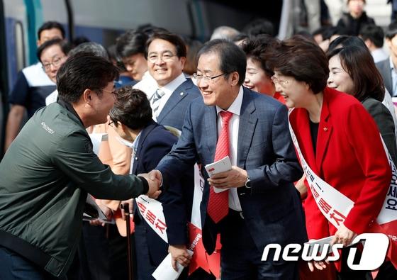본문 이미지 - 홍준표 자유한국당 대표를 비롯한 의원들이 지난달 29일 오후 서울역에서 시민들을 향해 추석인사를 하고 있다. 2017.9.29/뉴스1 ⓒ News1 안은나 기자