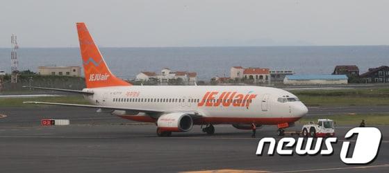 본문 이미지 - 제주국제공항에서 제주항공 소속 항공기가 이륙을 하던 중 활주로에 멈춰서 있다.2017.9.29/뉴스1 ⓒ News1 이석형 기자