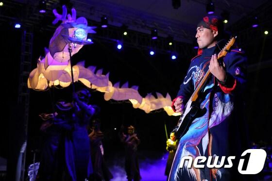 본문 이미지 - 9월 29일 오후 강원도 정선군 정선공설운동장 특설무대에서 대한민국 아리랑 대축제 제42회 정선아리랑제가 화려한 막을 올린 가운데 개막공연인 ‘아리랑 무극’이 펼쳐지고 있다. 아리랑 무극은 정선의 오랜 역사, 신화, 설화를 한 시대에 담아 만인의 이상향인 아리랑고개와 가상의 아리랑 나라를 소재로 현대적 공연 트레드에 맞게 재해석한 무극이며 오케스트라, 합창, 퍼포먼스, 바디페인팅, 전통 한류 콘텐츠 등 다양한 장르가 함께 어우러진 공연이다. 2017.9.29/뉴스1 ⓒ News1 박하림 기자