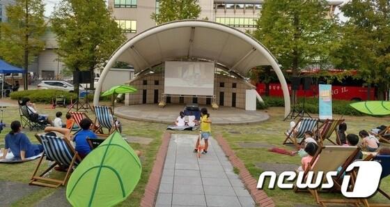 본문 이미지 - 고색 뉴지엄 개관(11월)에 앞서 사전 프로그램으로 2일 권선구 오목천공원에서 진행된 '감성충전 스테이지' 행사. ⓒ News1