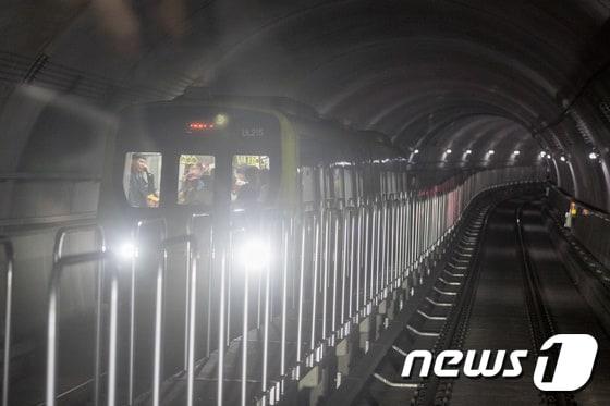 본문 이미지 - 2017년 개통한 우이경전철. 2017.9.3/뉴스1 ⓒ News1 유승관 기자